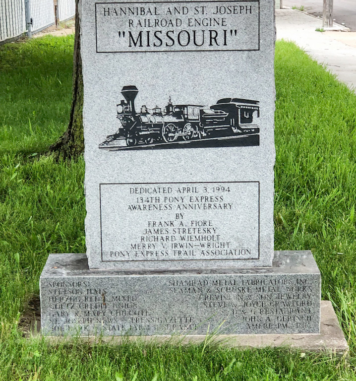 Missouri-monument-front