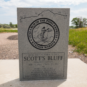 Scotts-bluff-station-monument-front